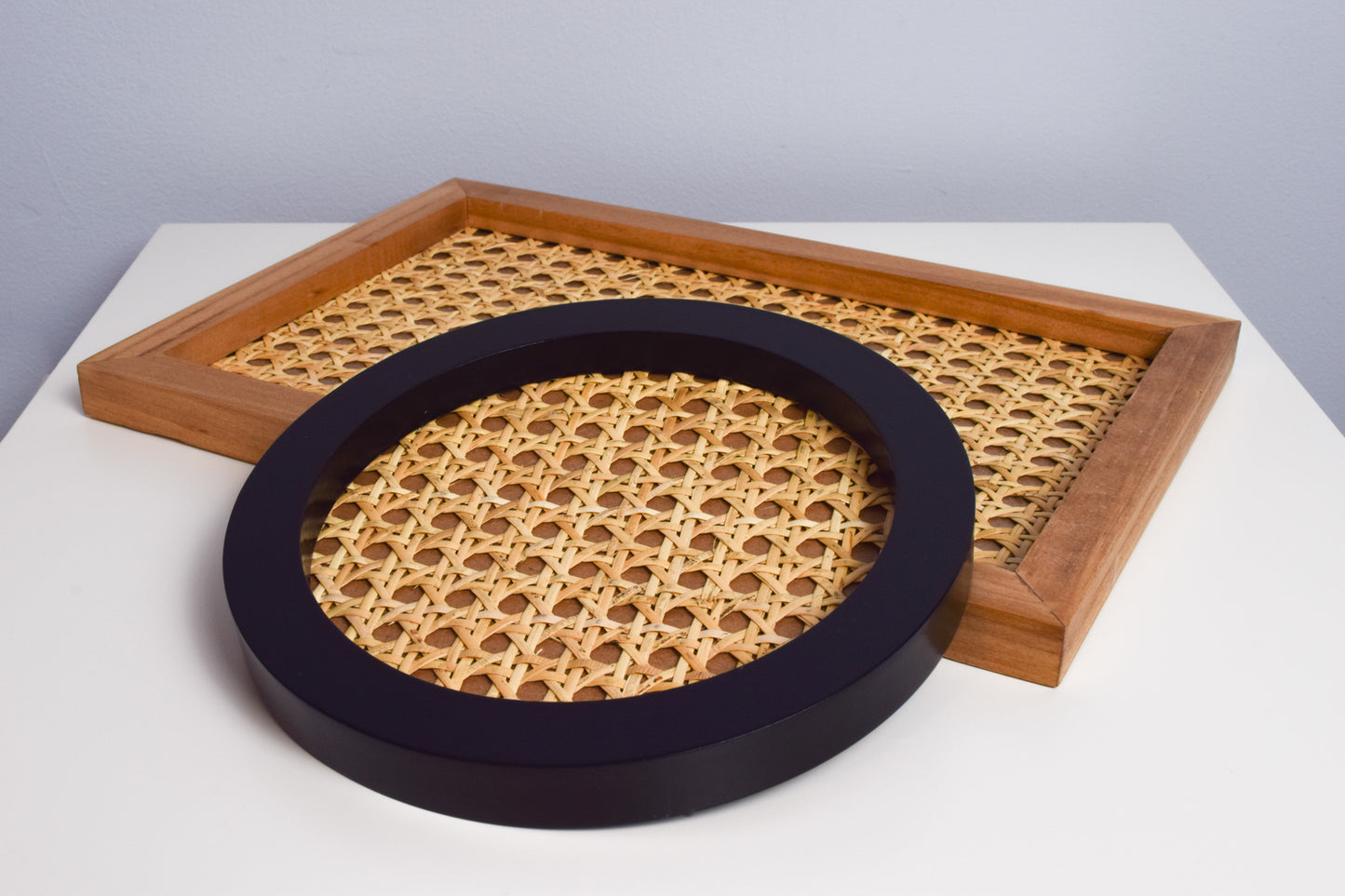 Round rattan tray